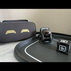 ANKI VECTOR ROBOT W/ ACCESSORIES